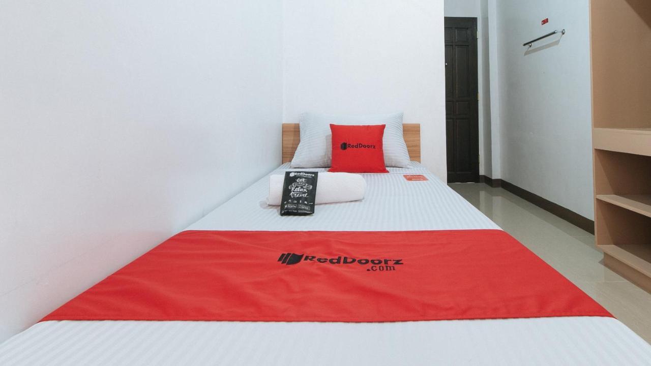 Hotel RedDoorz Near Iloilo International Airport Cabatuan Esterno foto